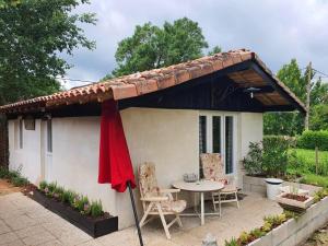 Maisons de vacances Maison charmante a Montfermier avec piscine privee : photos des chambres