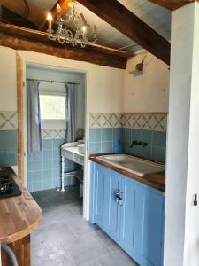Maisons de vacances Maison charmante a Montfermier avec piscine privee : photos des chambres