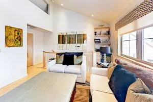 Chic Condo Unit 1 - Meredith