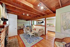 Firehouse Cottage - Hendricks Harbor