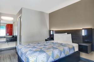 Queen Room - Non-Smoking room in Motel 6-Dalton GA