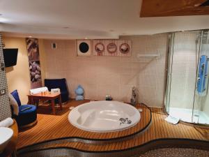 Hotels Chatellerie De Schoebeque : Chambre Double Deluxe avec Baignoire