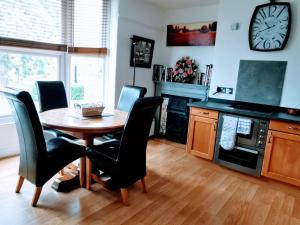 Victoriana Apartment - Private Balcony