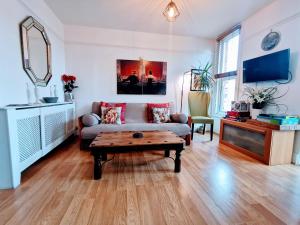 Victoriana Apartment - Private Balcony