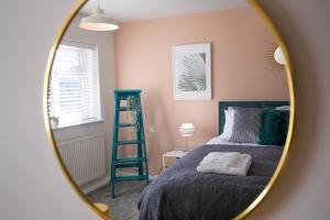 LARGE!! 3 bed,3 bath house with parking in town centre! sleeps 6