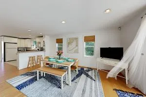 Modern Beach & Town Getaway - Chappaquoit