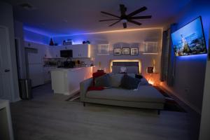 Pet Friendly Modern Zen Studio Retreat with Hot Tub