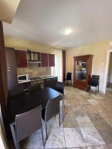 One-Bedroom Apartment with Lake View