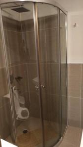 Z SHOPPING LA GALERIA APT Great Location! Low price! Full amenities!