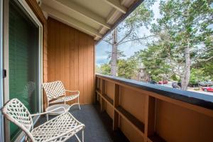 Double Room with Two Double Beds - Non Smoking room in Carmel Oaks - Clarion Collection - Carmel By The Sea