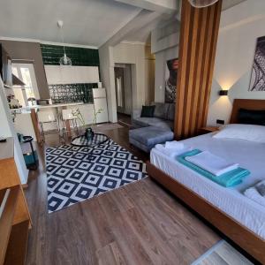 RED ROOMS TSIMISKI 60