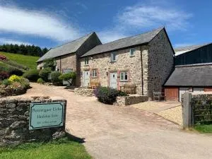 The Nook at Pentregaer Ucha, with tennis court & lake. - Llangadwaladr