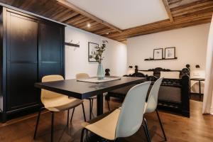 Two-Bedroom Apartment with Balcony 5 room in Flasch Appart-Pension