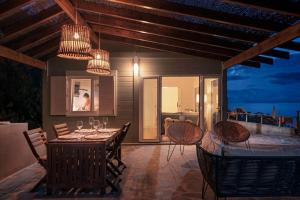 Casa da Rocha de Baixo by An Island Apart