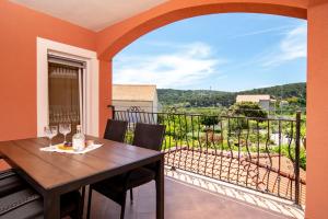 Apartment in Lopar with balcony, air conditioning, WiFi, washing machine (4885-3)