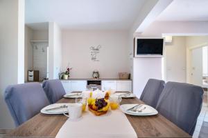 Apartment in Lopar with balcony, air conditioning, WiFi, washing machine (4885-3)