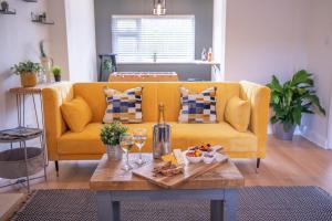 LARGE!! 3 bed,3 bath house with parking in town centre! sleeps 6