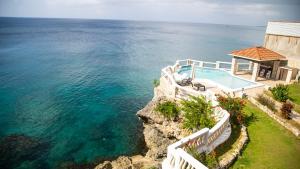 Castle Cove -Ocean Front Villa