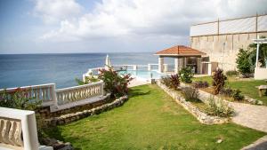 Castle Cove -Ocean Front Villa