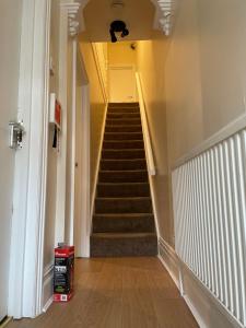 Rooms In A Victorian Comfortable 4-bedroom house in Milton Keynes Rooms Not En-suites