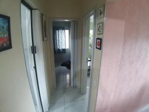 Guaruja. Excelente apartamento, localizado no melhor ponto da Enseada, a 200 m da praia. Possui restaurantes, mini shoppings e boulevard próximosar,  ambém a supermercados, farmácias e ao aquário do Guarujá.