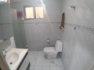 Guaruja. Excelente apartamento, localizado no melhor ponto da Enseada, a 200 m da praia. Possui restaurantes, mini shoppings e boulevard próximosar,  ambém a supermercados, farmácias e ao aquário do Guarujá.