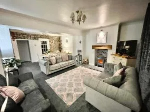 Traditional cosy PET FRIENDLY cottage by the canal with Cymru Holidays - Pontypool