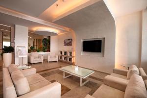 Rhodos Horizon Blu-Adults Only