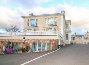 Modern 2 bed apartment with sea views - Torquay