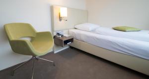 Business Single Room with Roll-In Shower and Adjustable Shower Chair - Mobility Accessible room in Best Western Plus Hotel Bremerhaven