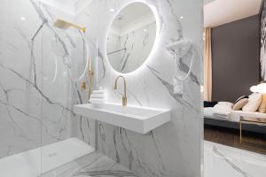 Appartements Legend Majestic - Baignoire chaussure - TV Miroir - Parking Prive : photos des chambres