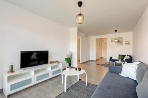 083 Modern and Luxurious 2 Bedroom Apartment