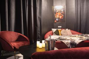 Appart'hotels Legend Majestic Superbe Love Room - Jacuzzi - Champagne - Romantisme - parking prive : Suite avec Baignoire Spa - Non remboursable