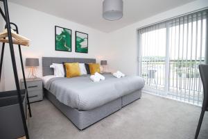 Stadium Views Modern 2-Bed, Parking & Balcony