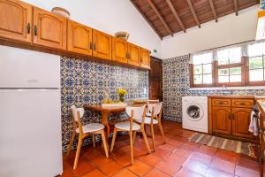 Casa do Pinheiro with shared swimming pool