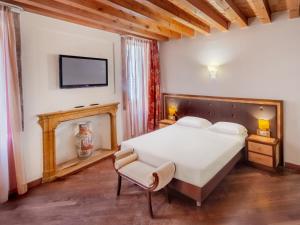 Classic Double Room room in City Centre Rooms and Apartments