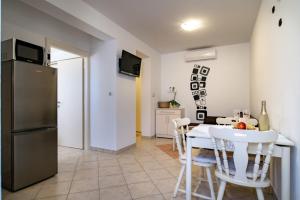 Apartment in Lopar with terrace, air conditioning, WiFi, washing machine (4885-4)