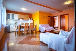 Apartment in Lopar with balcony, air conditioning, WiFi, washing machine (4886-4)