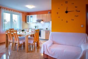 Apartment in Lopar with balcony, air conditioning, WiFi, washing machine (4886-4)