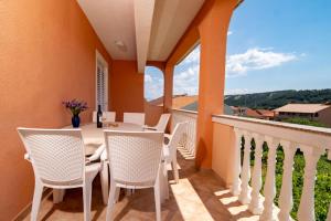 Apartment in Lopar with balcony, air conditioning, WiFi, washing machine (4886-1)