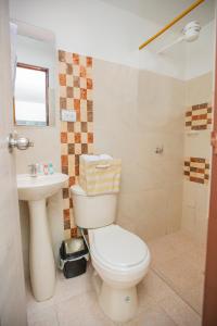 KOMODO ALOJAMIENTO- hostal autoservicio, ubicado cerca al centro - baño privado, wifi , cama 2x2, agua caliente y cocina compartida