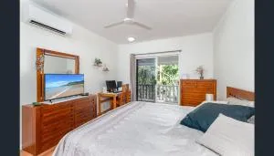 Modern 2 bedroom townhouse - Four Mile Beach Escapes - Port Douglas