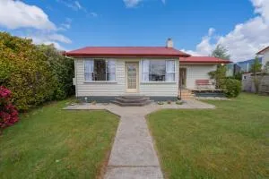 Rustlein Cottage - Te Anau Holiday Home - Monowai