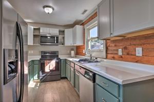 Central Family Retreat with Mtn Valley Views!