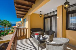 Amazing 3 bedroom apartment on the first line of the best Las Americas beach, air conditioner and terrace ocean view