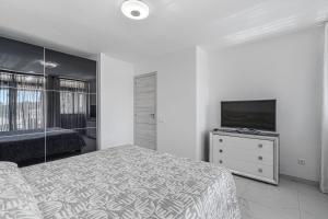 Amazing 3 bedroom apartment on the first line of the best Las Americas beach, air conditioner and terrace ocean view