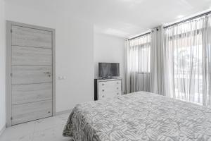 Amazing 3 bedroom apartment on the first line of the best Las Americas beach, air conditioner and terrace ocean view