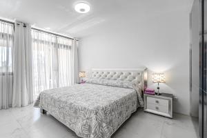 Amazing 3 bedroom apartment on the first line of the best Las Americas beach, air conditioner and terrace ocean view