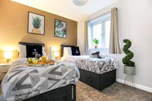 Luxury House - Sleeps 12 - Smart TVs, Fast Wifi, Garden and Free Parking by Yoko Property