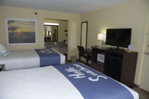 Queen Room with Two Queen Beds - Dog Friendly/Non-Smoking room in Days Inn by Wyndham Kodak/Sevierville Intrstate SmokeyMntns